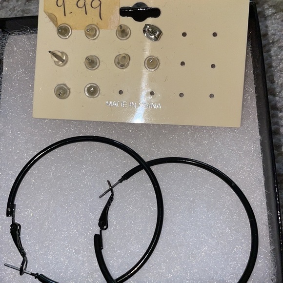 🛍️5 for $20🛍️ Assorted Earrings - Picture 2 of 3